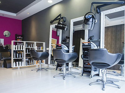 آرایشگاه زنانه با تخصص در زمینه‌های مختلف زیبایی، از جمله آرایش، مراقبت از پوست و مو، خدمات متنوعی ارائه می‌دهد، تا به زنان این امکان را بدهد که در تمامی جوانب زیبایی به بهترین شکل ممکن مراقبت کنند.