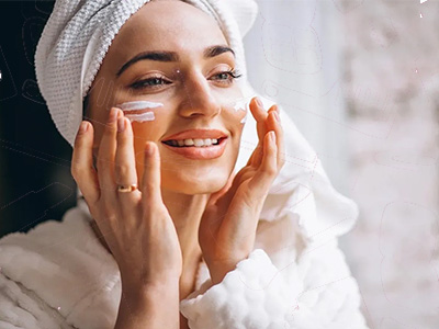 زیرسازی پوست با استفاده از آبرسان و مرطوب کننده قبل از آرایش صورت، به پوست احساسی بسیار نرم و آمادهٔ برای ایجاد یک پایهٔ بدون عیوب کمک می‌کند.