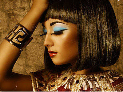 میکاپ مصری با استفاده از مسی آتشین و طلایی براق، به همراه اکسسوری‌های مصری، به یک زیبایی باستانی و فرهنگی در آرایش تبدیل می‌شود.
