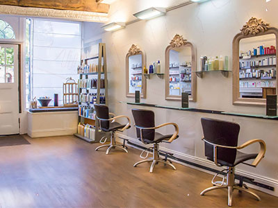 آرایشگاه زنانه غرب تهران با آرایشگران حرفه‌ای خود به زیبایی و ظاهر شما را با آراستگی‌های خاص خود به نمایش می‌گذارد.